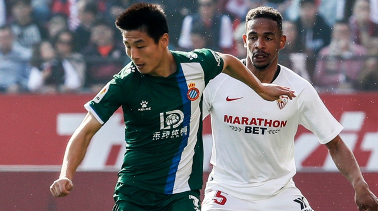 Wu Lei, ante Fernando, durante el Sevilla - Espanyol de la temporada 2019-20