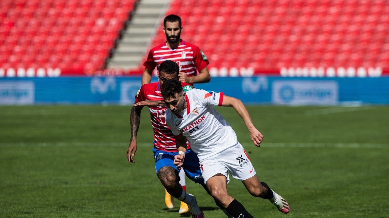 El sevillista Munir conduce la pelota en el Granada - Sevilla de la pasada campaña