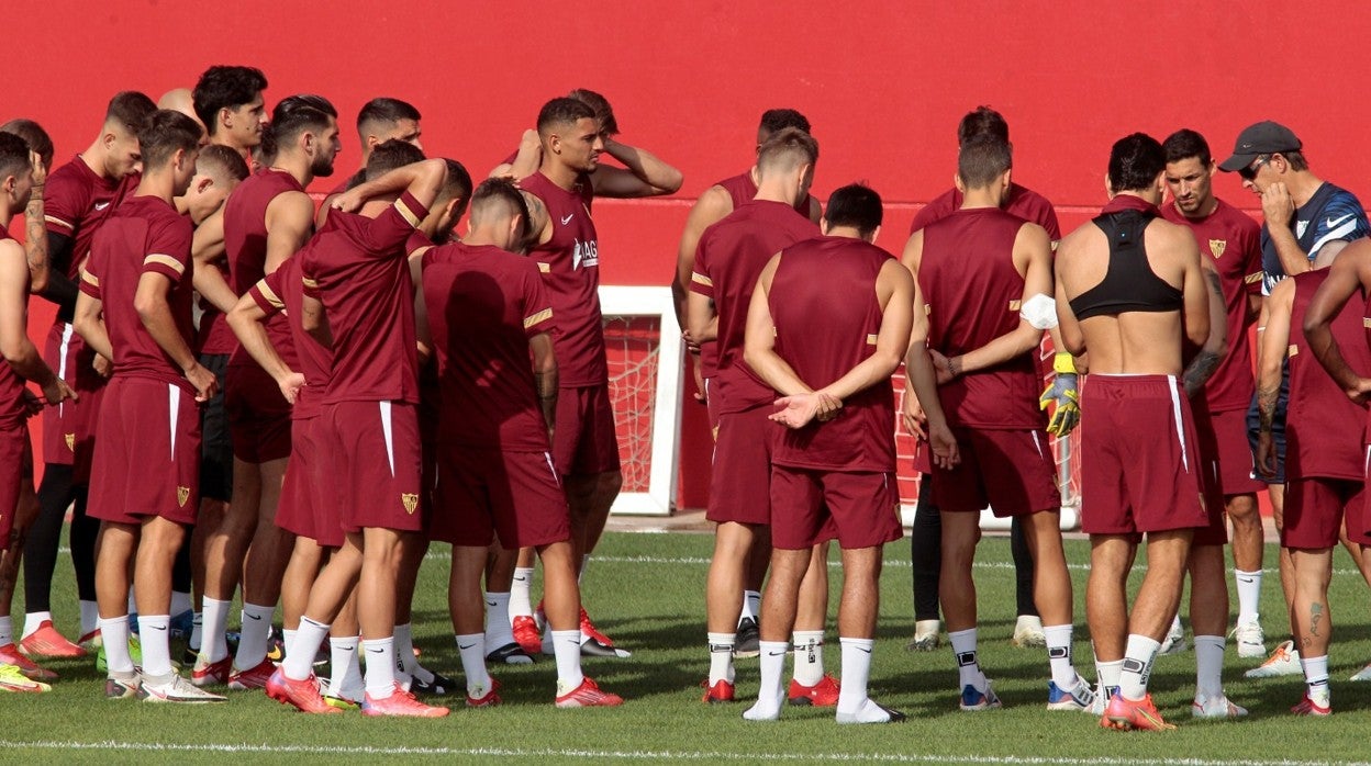 Los jugadores del Sevilla FC escuchan atentamente a Julen Lopetegui durante un entrenamiento