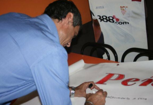 Antonio Álvarez firma un cartel de la peña