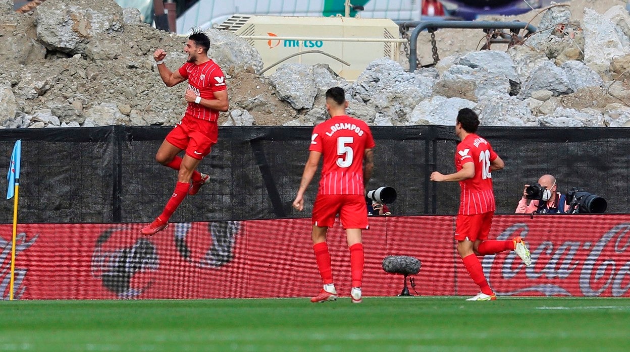 Rafa Mir salta celebrando el gol ante el Celta