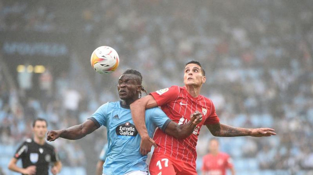 Lamela lucha por el balón con Aidoo