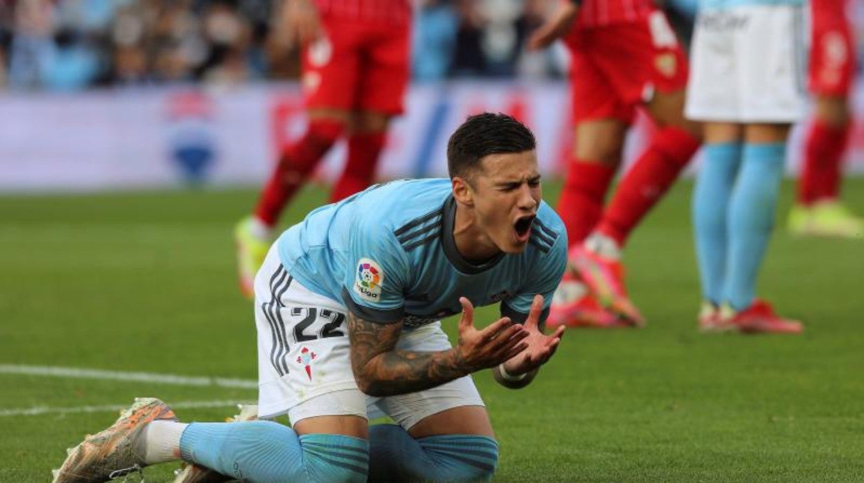 Santi Mina se lamenta de una ocasión fallada ante el Sevilla