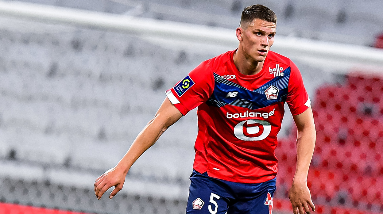 Sven Botman en un partido con el Lille