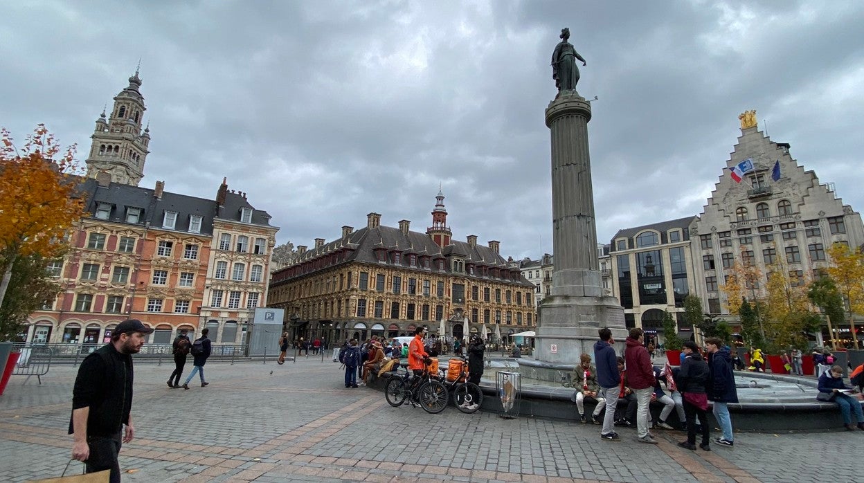 Las calles del Lille ya tienen a sevillistas paseando por sus calles
