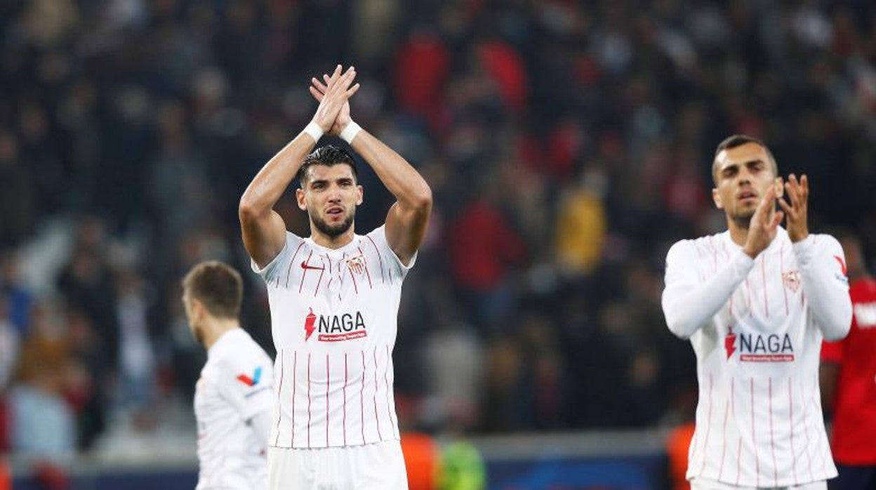 Rafa Mir y Jordán aplauden a la afición en Lille