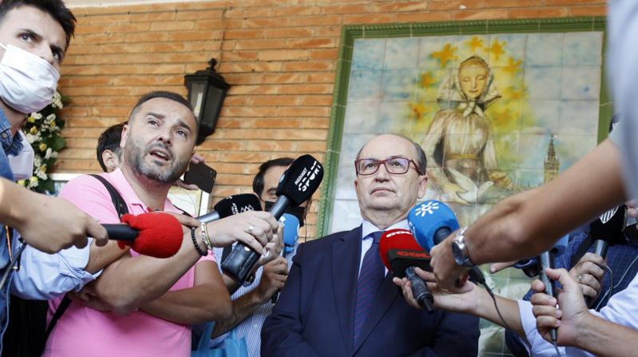 José Castro atendió a los medios de comunicación tras la ofrenda floral realizada por el Sevilla FC al Gran Poder en la Parroquia de la Blanca Paloma, en Los Pajaritos