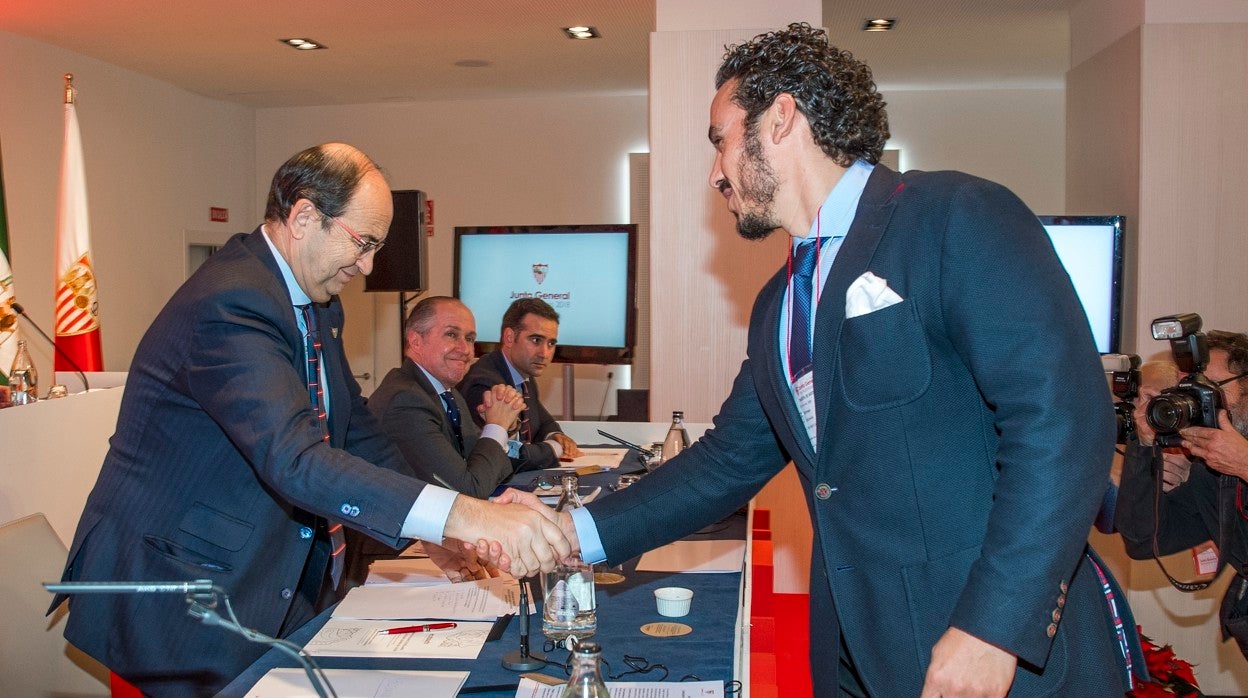 José Castro y José María del Nido Carrasco se saludan en una junta de accionistas del Sevilla FC