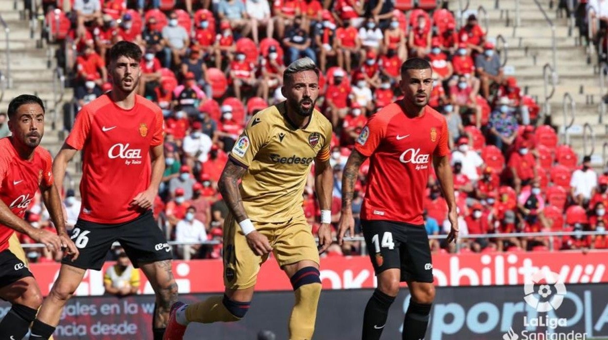 Morales, junto a Fer Niño y Dani Rodríguez, en el Mallorca-Levante de LaLiga 21-22
