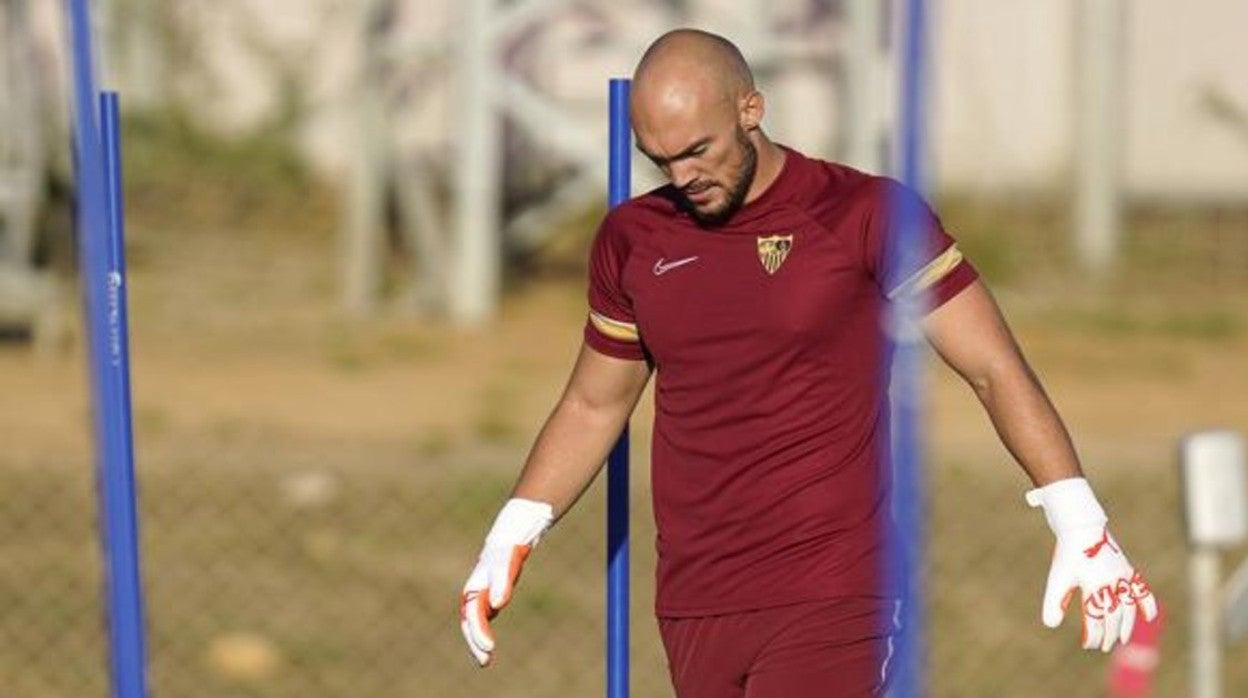 Marko Dmitrovic, durante un entrenamiento del Sevilla FC