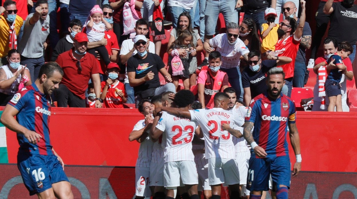 Los sevillistas celebran uno de sus goles al Levante