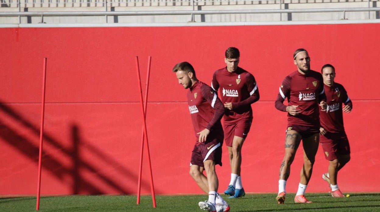 Rakitic, Gudelj, Juanmi y Luismi en el entrenamiento de este lunes