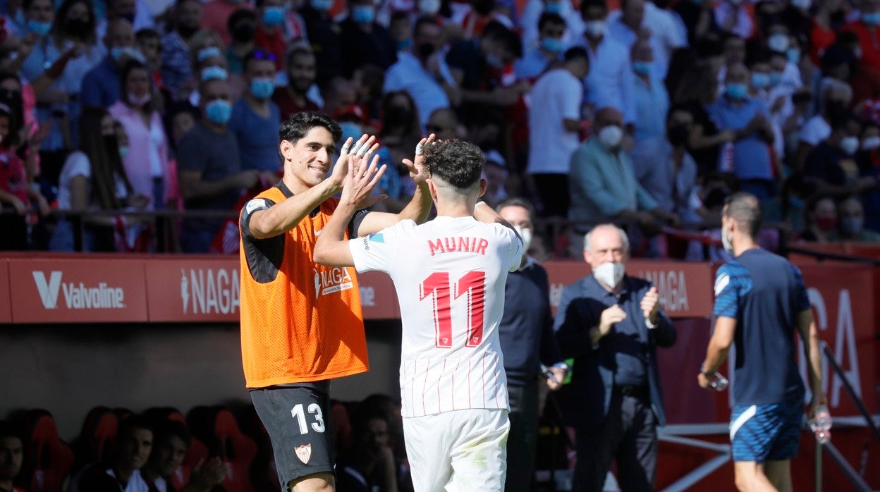 Munir celebra su gol con Bono