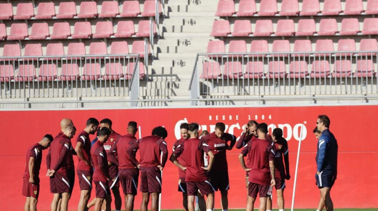 Los futbolistas del Sevilla, antes de comenzar la última sesión preparatoria del partido contra el Mallorca