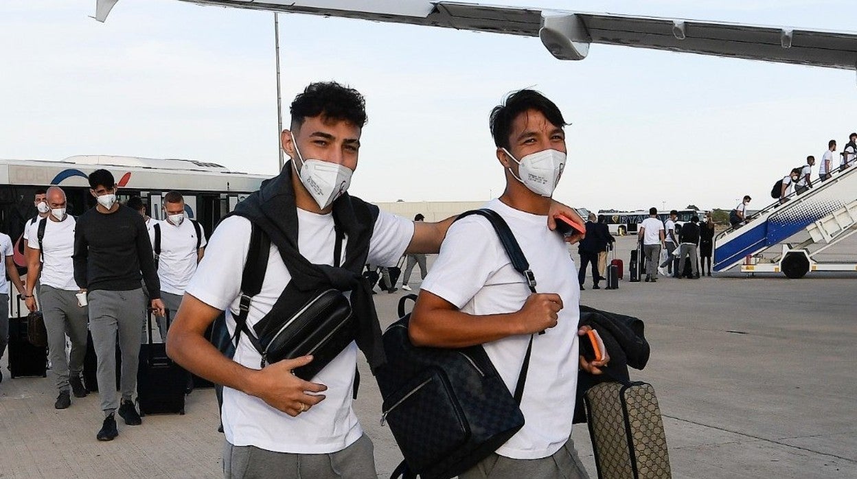 Munir y Óliver Torres, antes de partir a Mallorca con la expedición sevillista