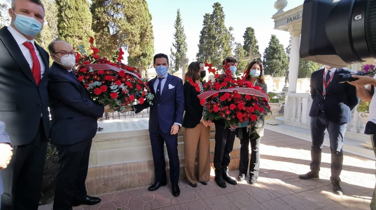 José Castro y Del Nido Carrasco, en la tumba de Ramón Sánchez-Pizjuán