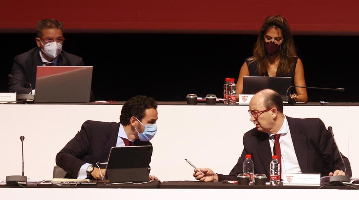 Del Nido Carrasco y José Castro dialogan antes del inicio de la junta de accionistas del Sevilla FC