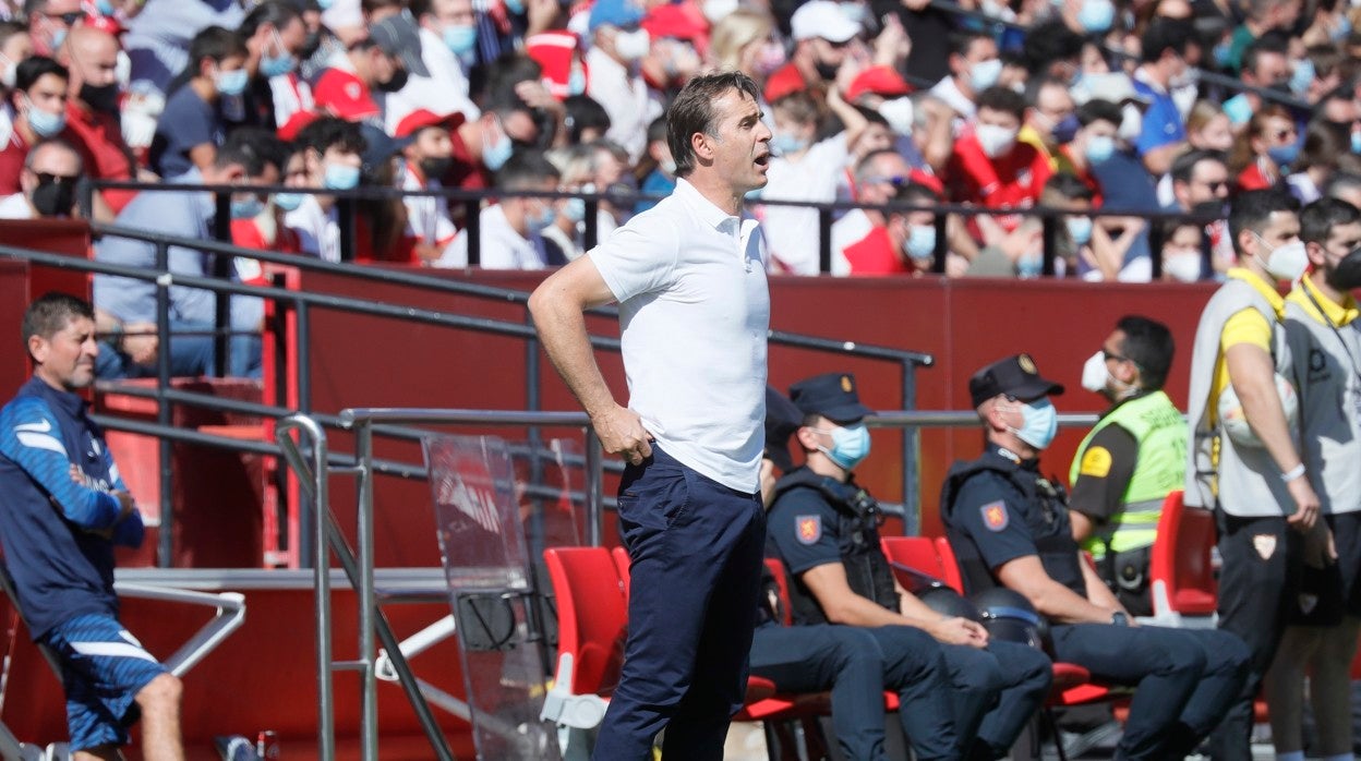 Julen Lopetegui, dando instrucciones en el Sevilla - Levante