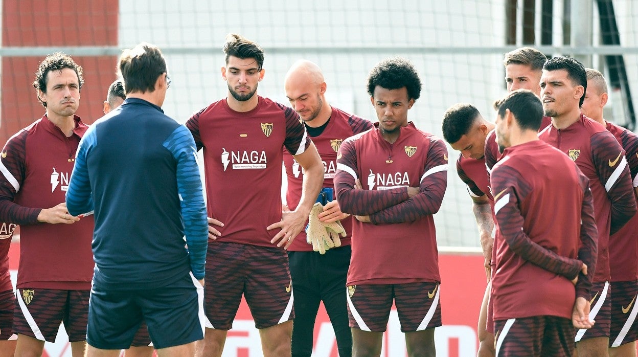 Lopetegui habla con los futbolistas en el inicio del entrenamiento