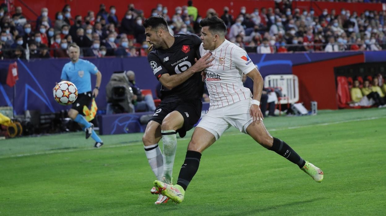 Delaney controla el balón ante un rival en el Sevilla - Lille