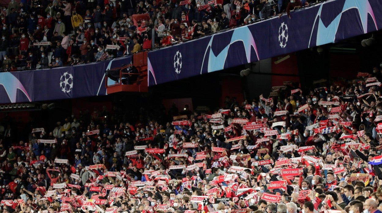 La afición canta de forma espectacular el himno del Sevilla antes de medirse al Lille