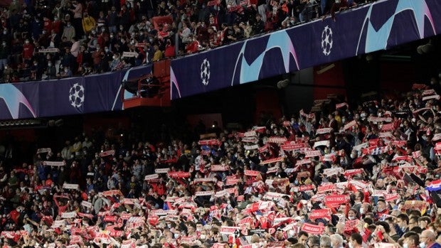 La afición canta de forma espectacular el himno del Sevilla antes de medirse al Lille