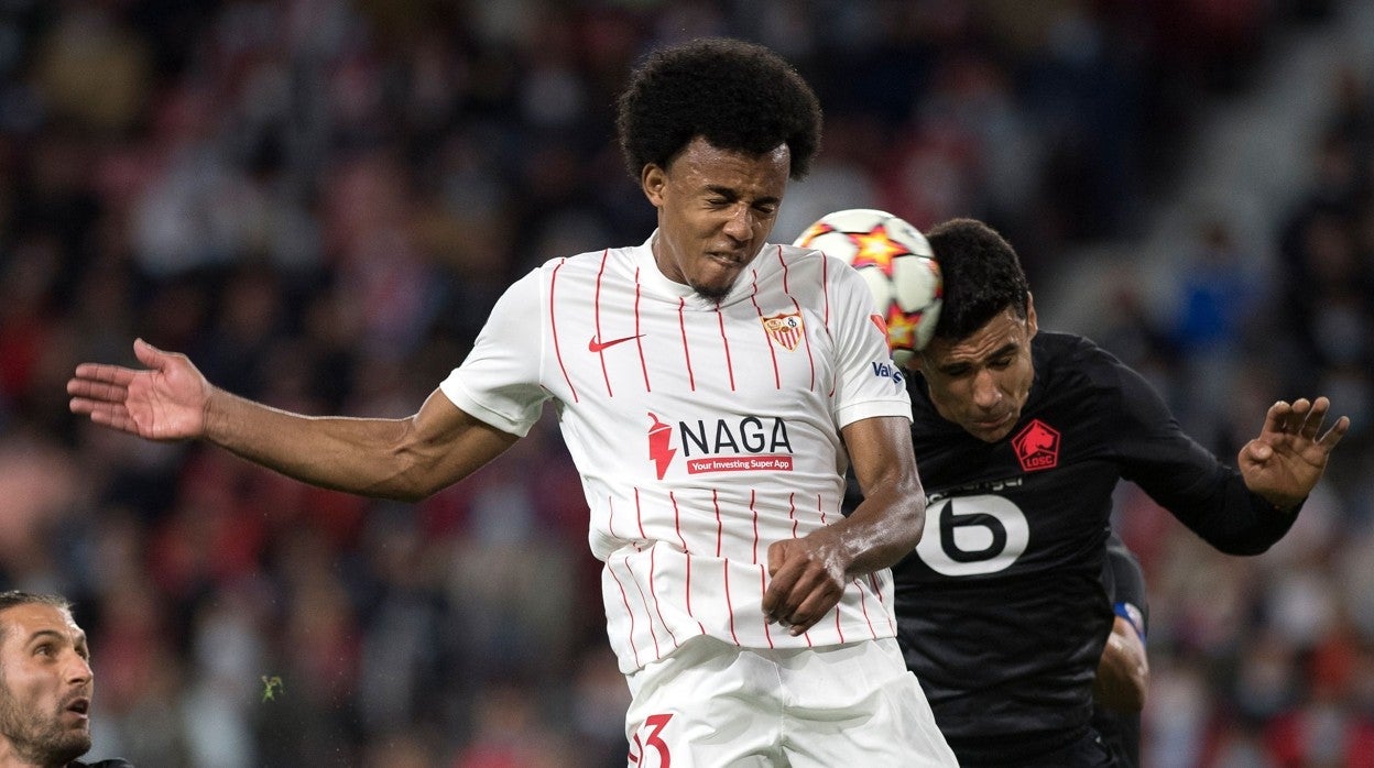 Koundé salta con André en la pugna por un balón durante el Sevilla - Lille