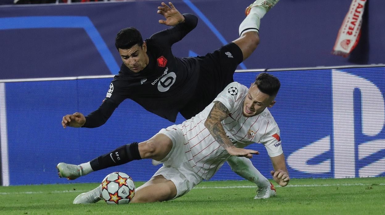 Benjamin André cae encima de Ocampos durante el Sevilla - Lille de la Liga de Campeones