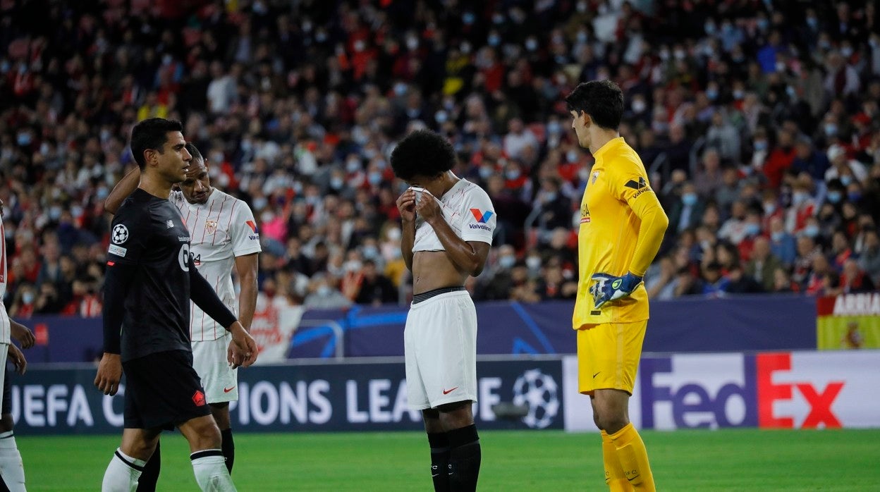 Koundé se limpia la cara con la camiseta durante el Sevilla - Lille