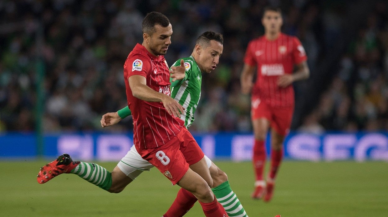 Joan Jordán protege el balón ante Andrés Guardado en el derbi Betis - Sevilla