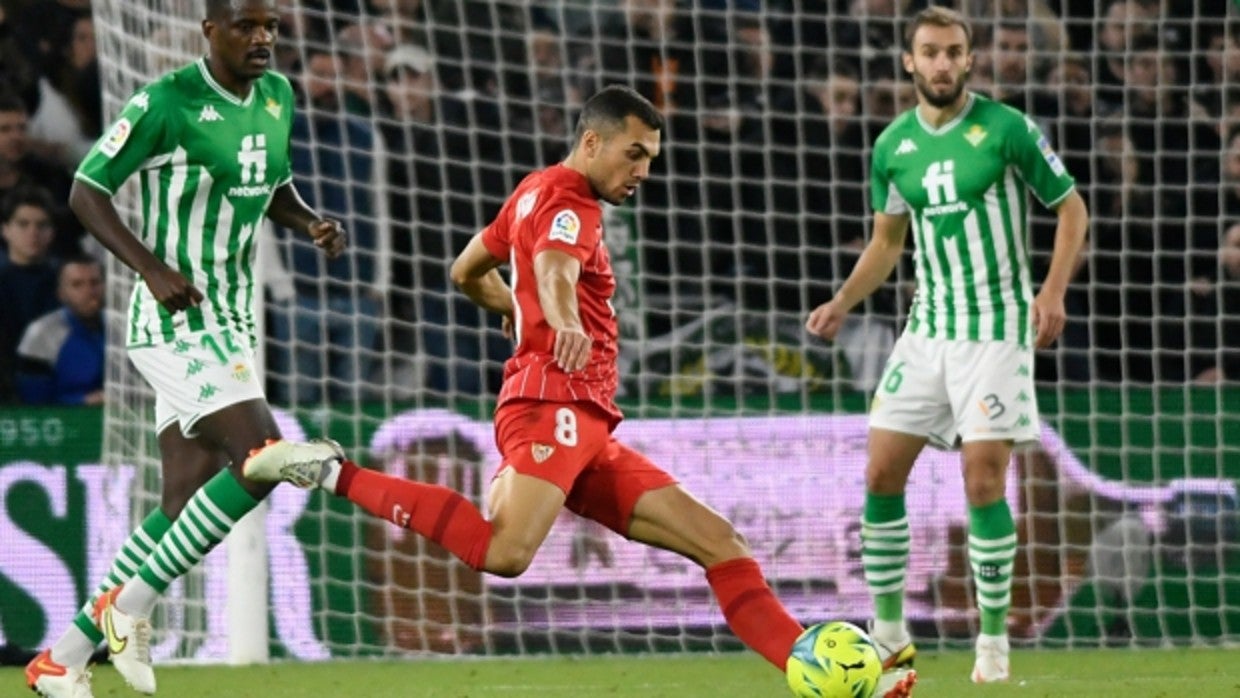 Joan Jordán busca un pase ante la mirada de William Carvalho y Pezzella