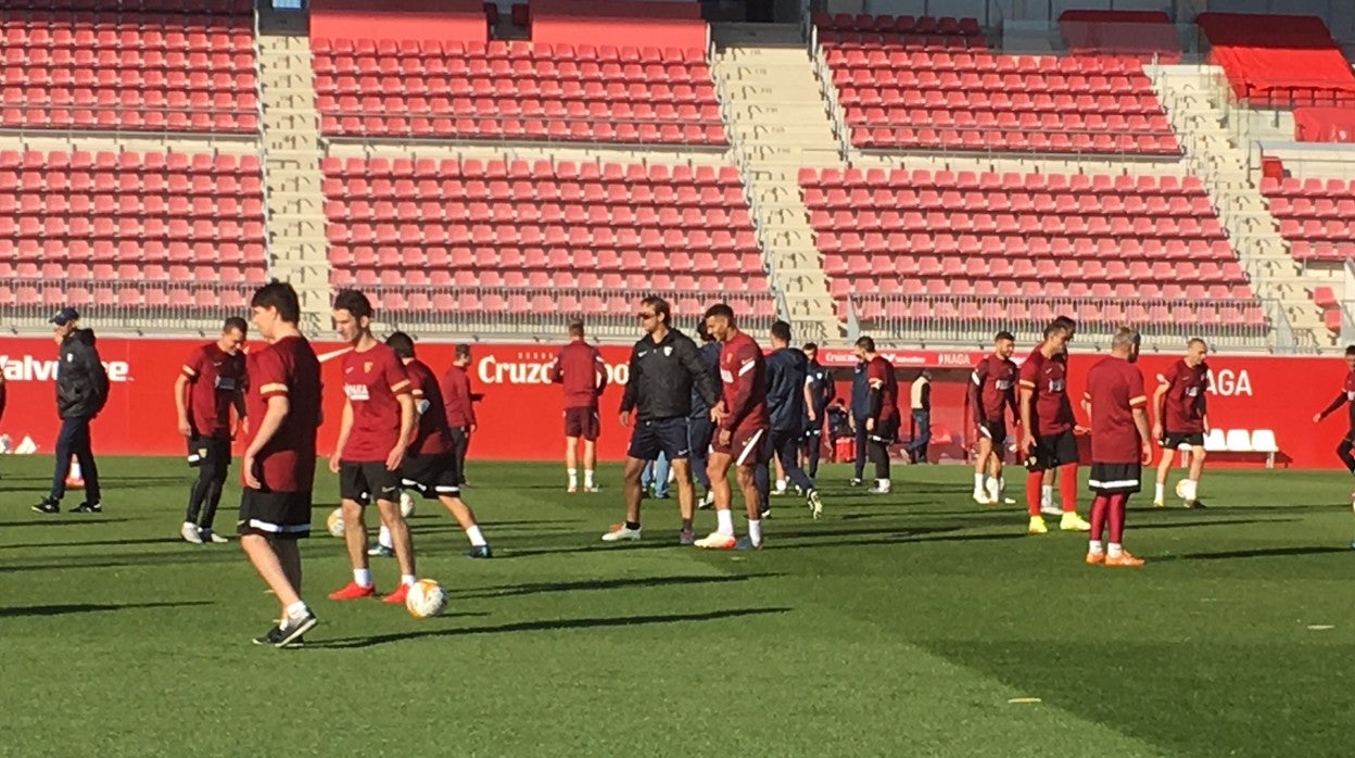 Julen Lopetegui en uno de los rondos en el entrenamiento de este miércoles