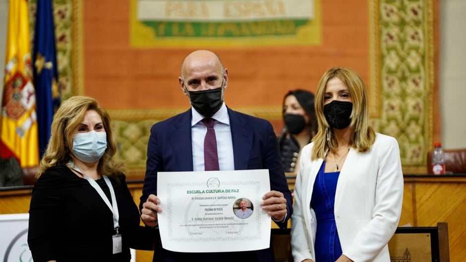 Monchi recibe en el Parlamento de Andalucía el premio Paloma de Plata de la ONG 'Escuela Cultura de Paz'