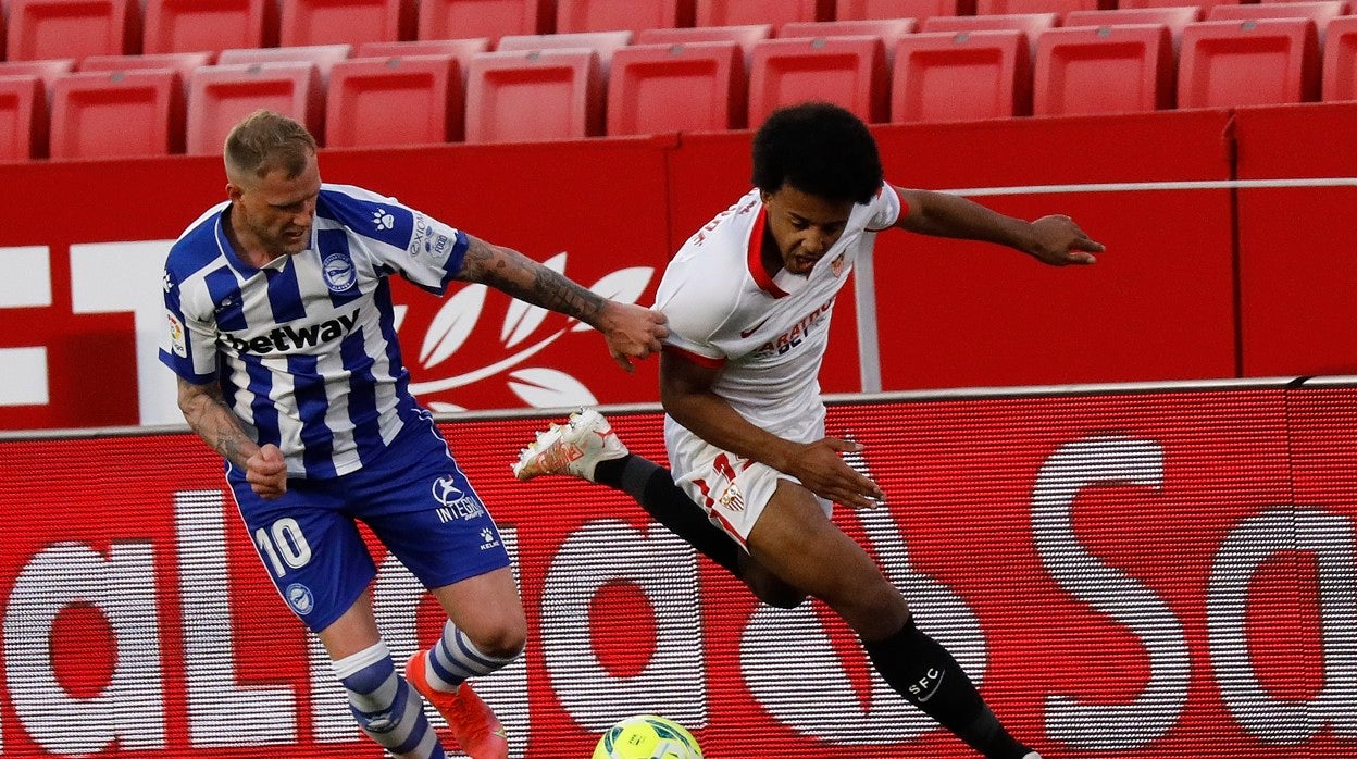 Koundé disputa el balón con Guidetti en el último Sevilla - Alavés de LaLiga