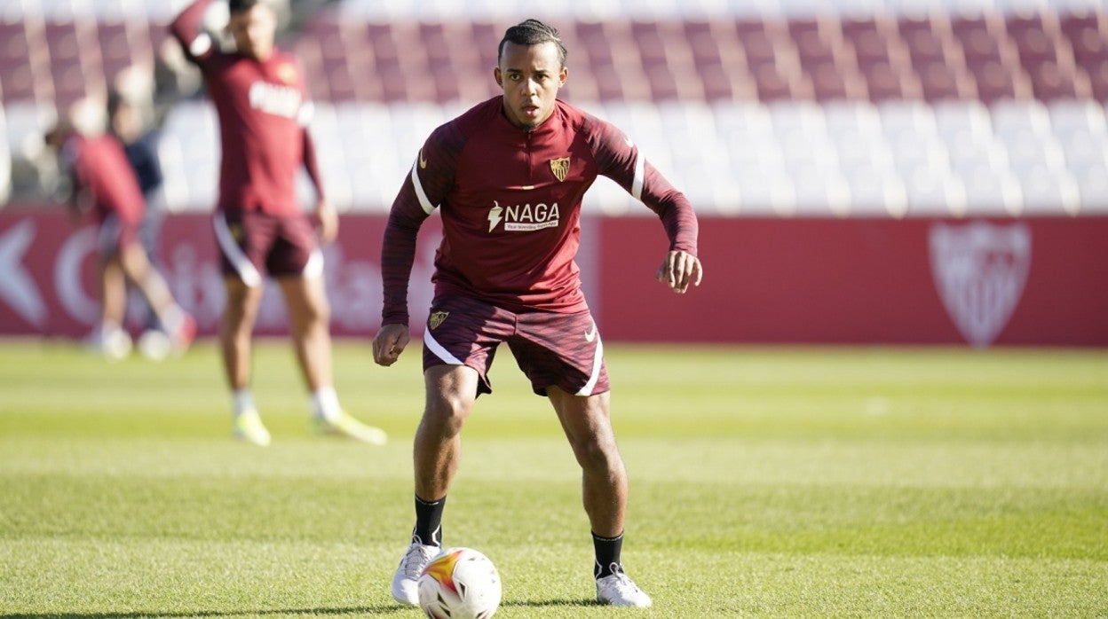 Koundé conduce el balón en el entrenamiento del Sevilla