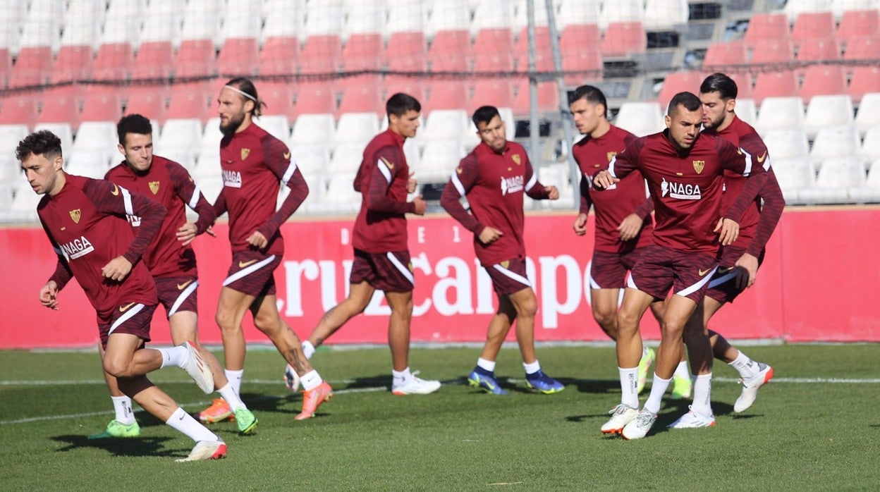 Los jugadores del Sevilla FC se ejercitan en la ciudad deportiva