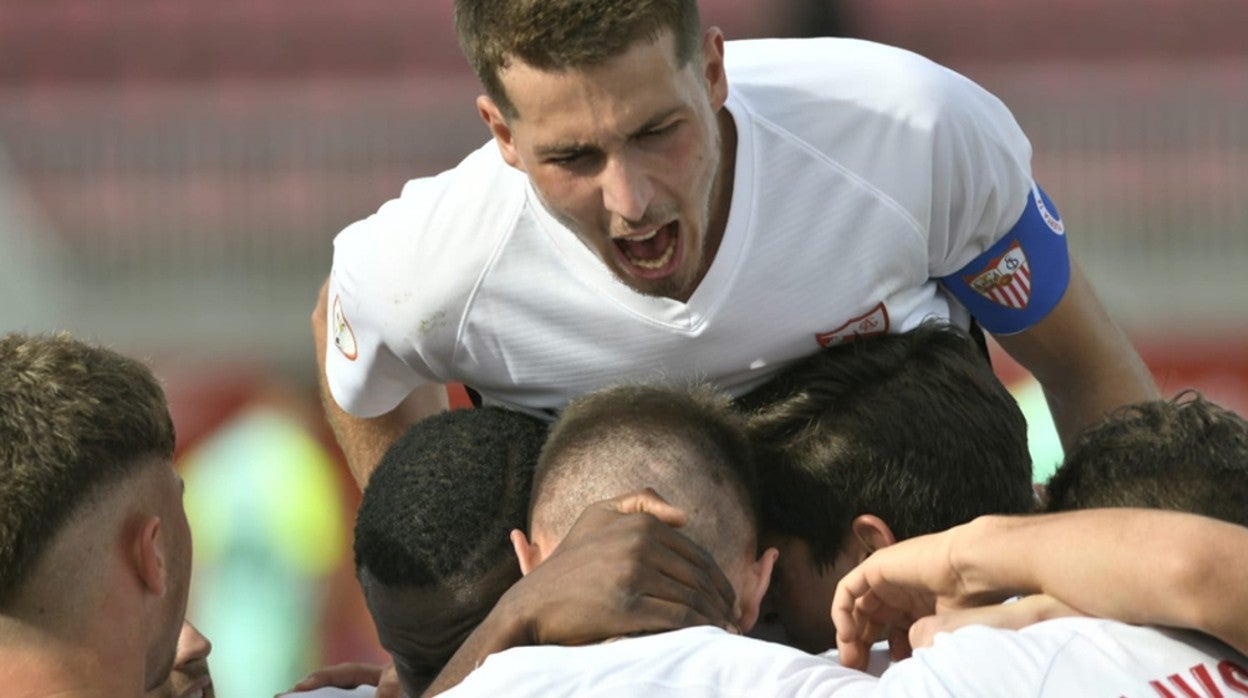 Pedro Ortiz celebra un gol del filial sevillista portando el brazalete