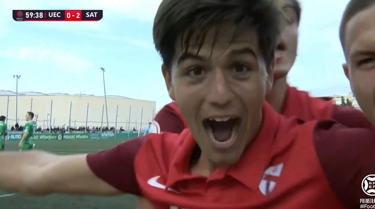 Capi celebra el segundo gol del filial franjirrojo en Cornellá