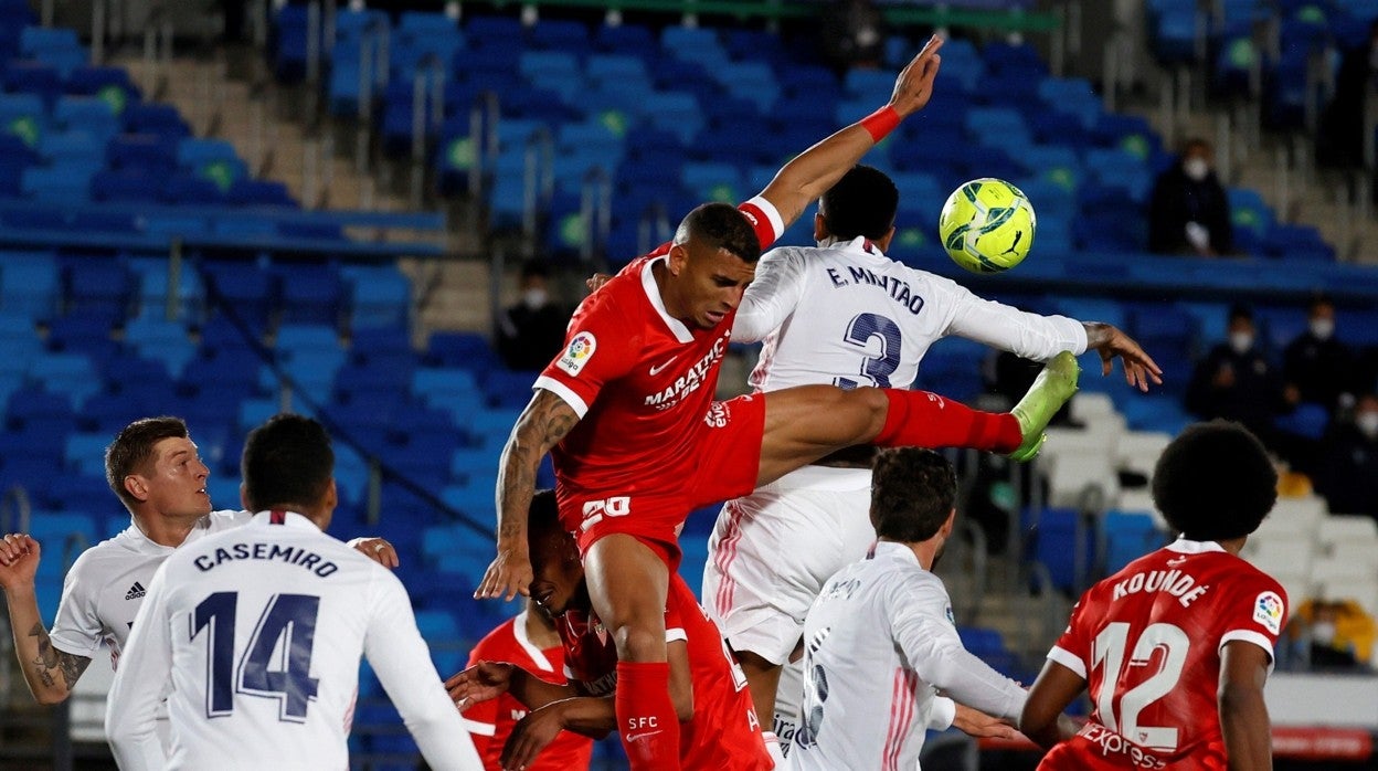 Diego Carlos salta con Militao en el duelo de la pasada temporada