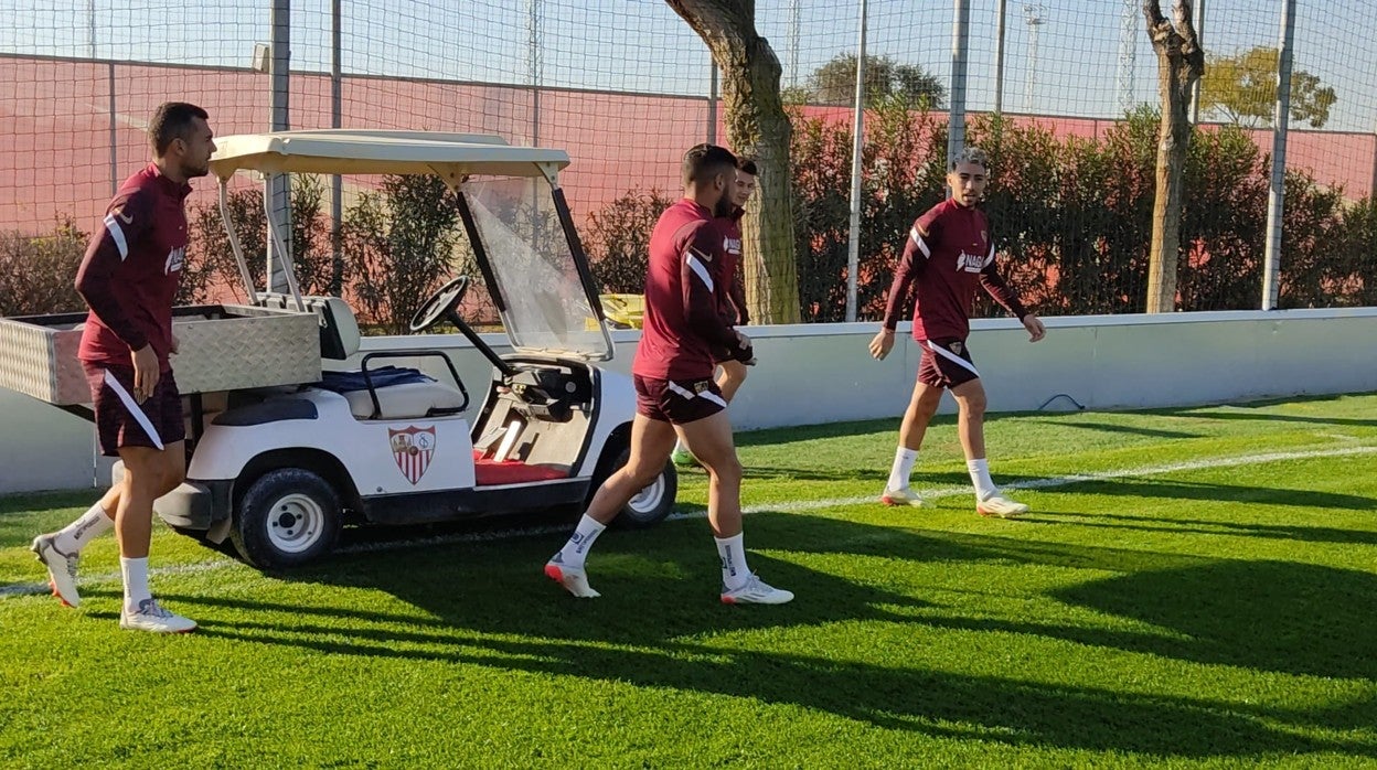 Jordán y Munir, entre otros compañeros, antes del inicio del entrenamiento del Sevilla FC