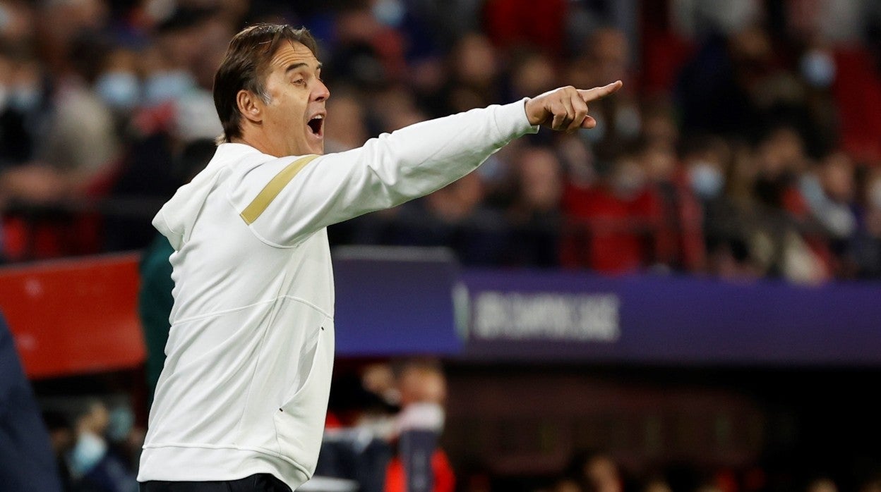 Julen Lopetegui, haciendo una indicación a sus jugadores