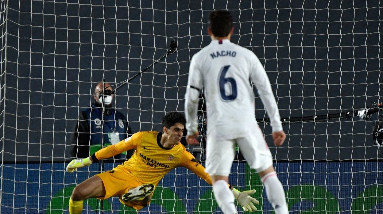 Bono encaja un gol ante el Real Madrid la pasada temporada