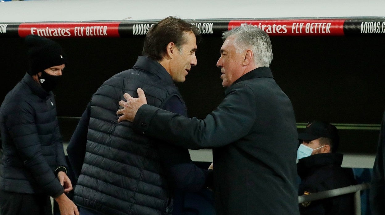 Saludo entre Julen Lopetegui, entrenador del Sevilla, y Carlo Ancelotti, su homólogo en el Real Madrid