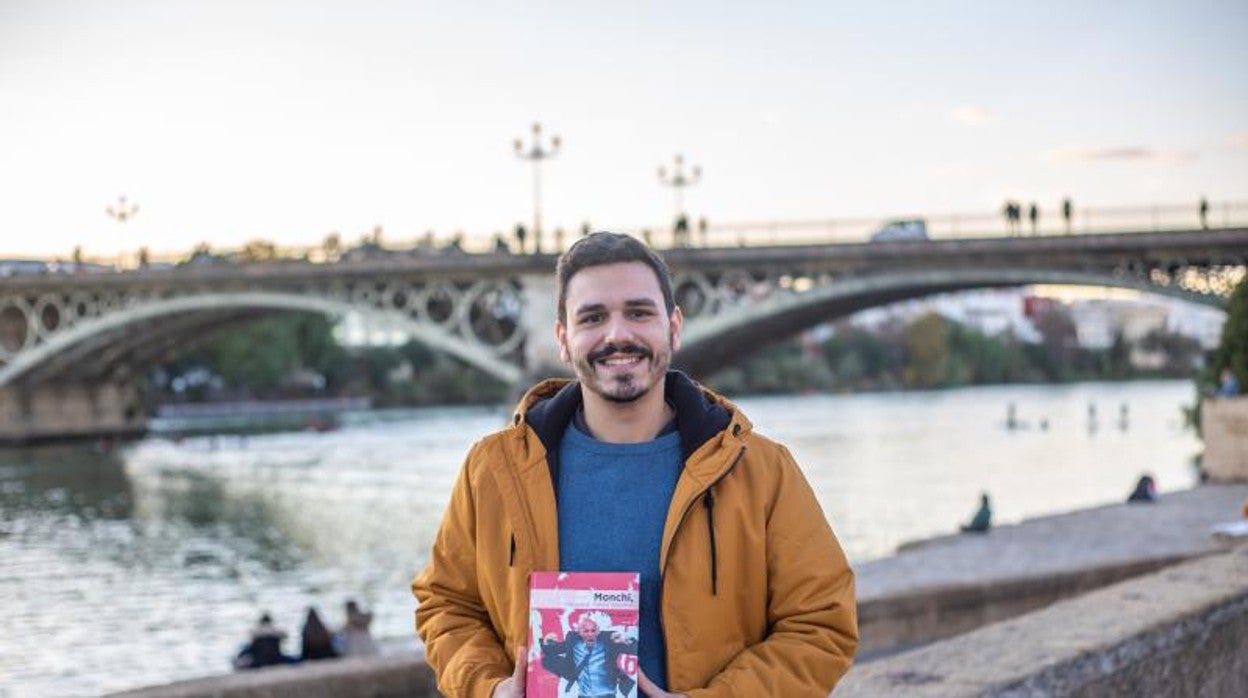 El escritor Álvaro Galván posa con su libro: 'Monchi, mucho más que un director deportivo'