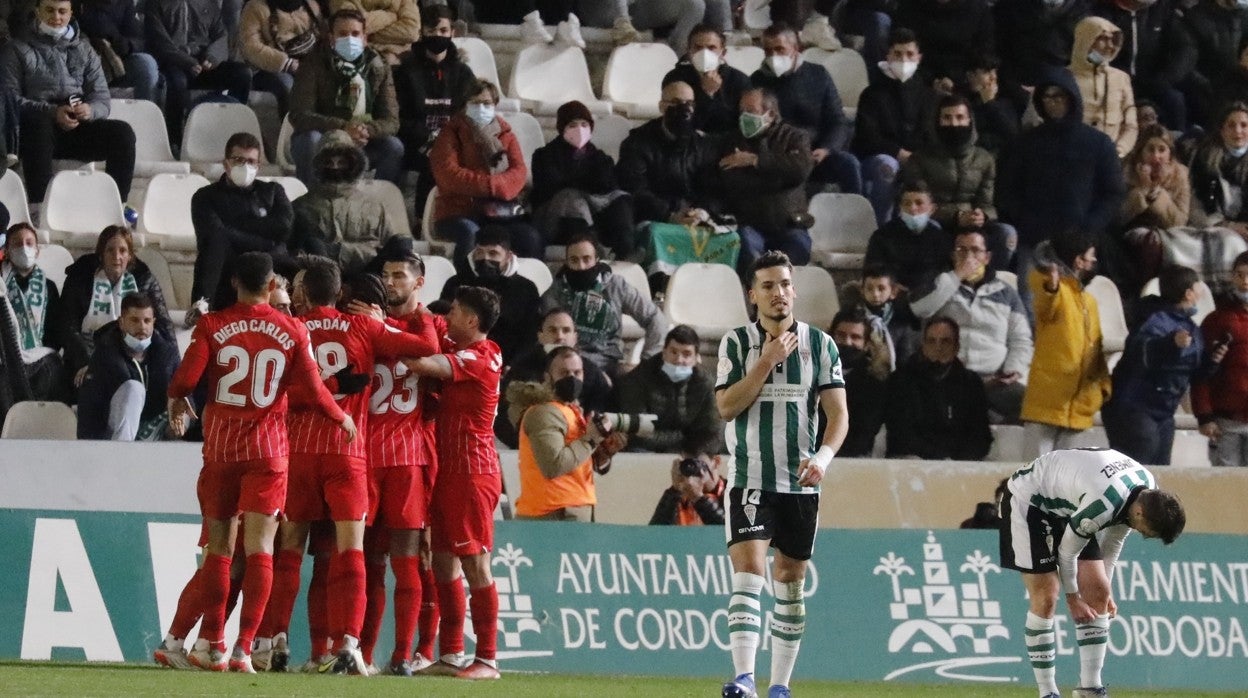 Los jugadores del Sevilla celebran el gol en Córdoba