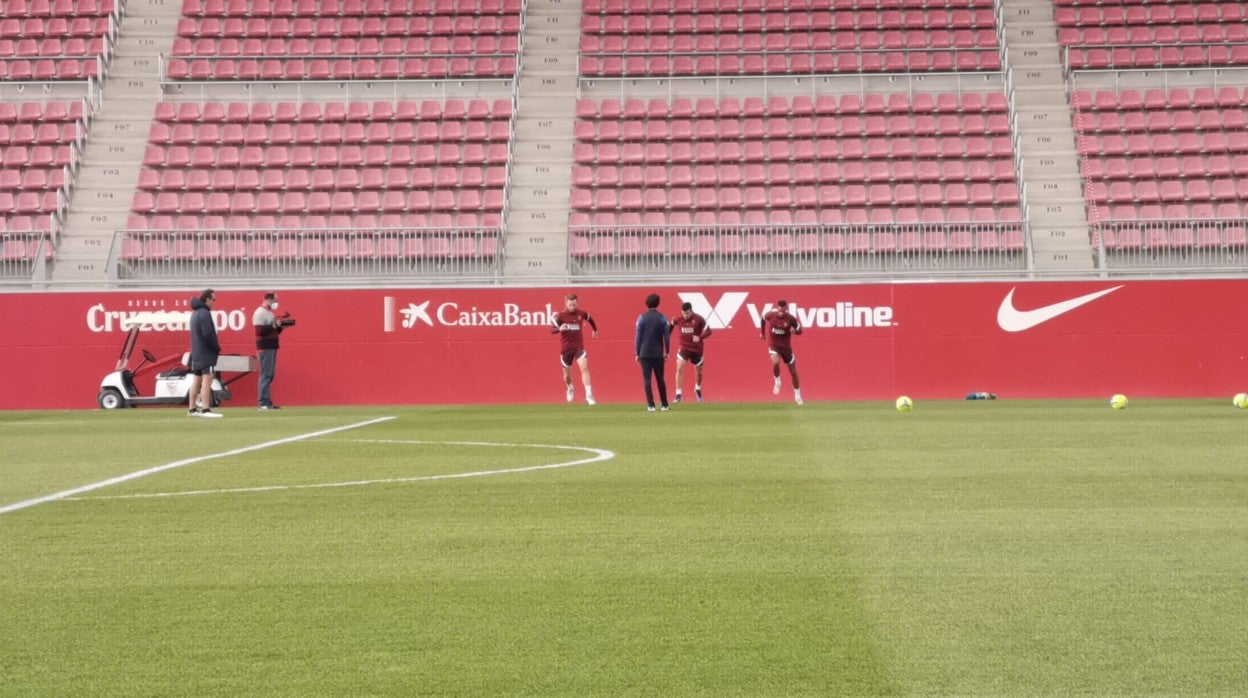 Lopetegui observa el trabajo de Rakitic, Acuña y Fernando