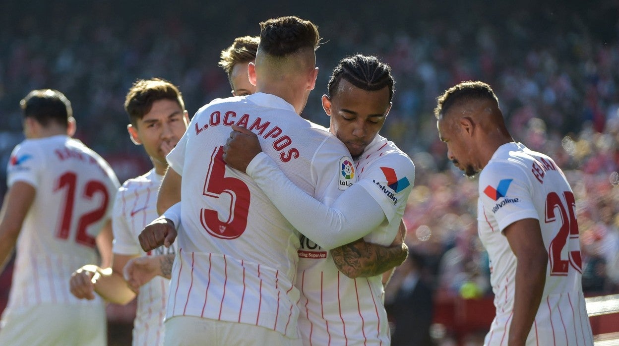 Los jugadores celebran el tanto de la victoria