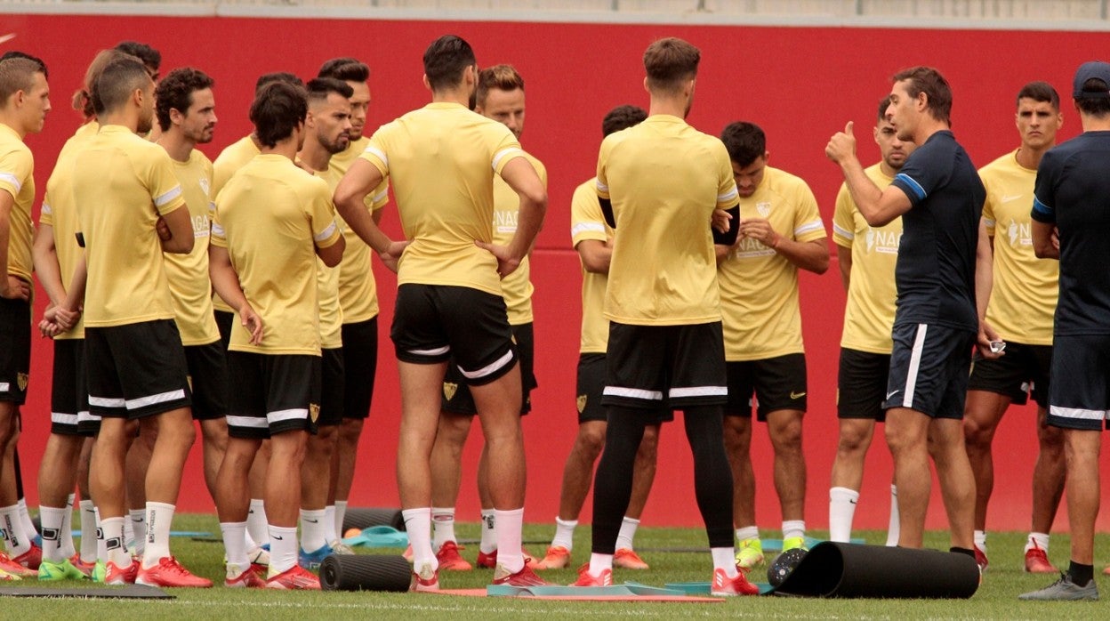 Los jugadores del Sevilla FC escuchan atentamente las palabras de Julen Lopetegui en la previa de un encuentro de la UEFA Champions League esta temporada