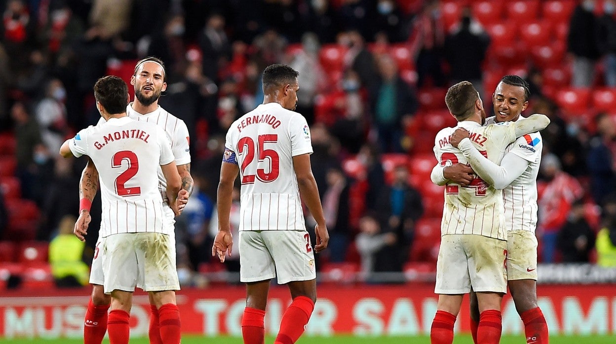Los jugadores del Sevilla FC se felicitan por su triunfo en San Mamés