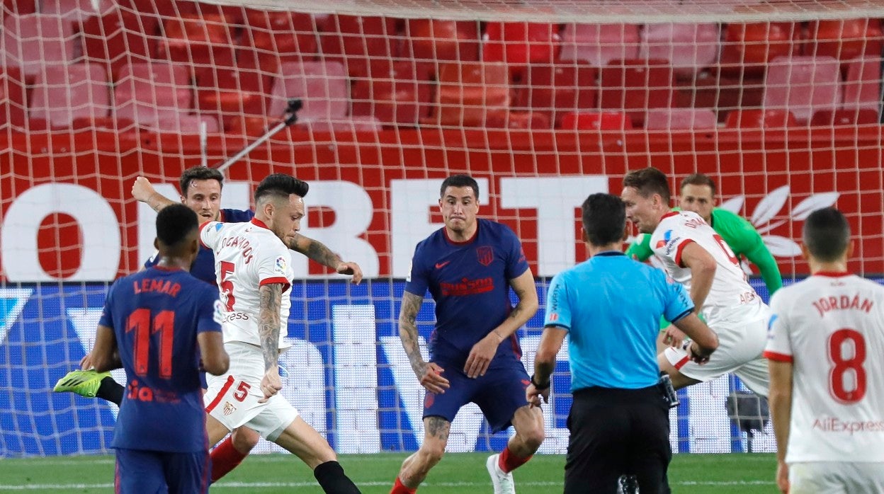 Ocampos, chutando a la portería colchonera en el Sevilla - Atlético de la temporada pasada